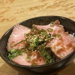 レアチャーシュー丼(二代目 もんごい亭 （ニダイメ）)