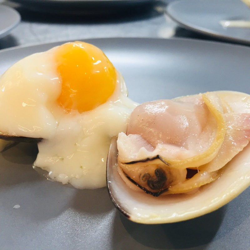 大ハマグリと妙見地鶏のグリルと卵の"マレンゴの戦い"(NO NAME )