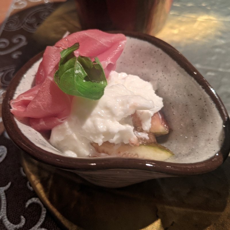 白無花果とモッツアレラ、24ヵ月パルマ生ハム(ヴィネリア セコンド イル グスト)