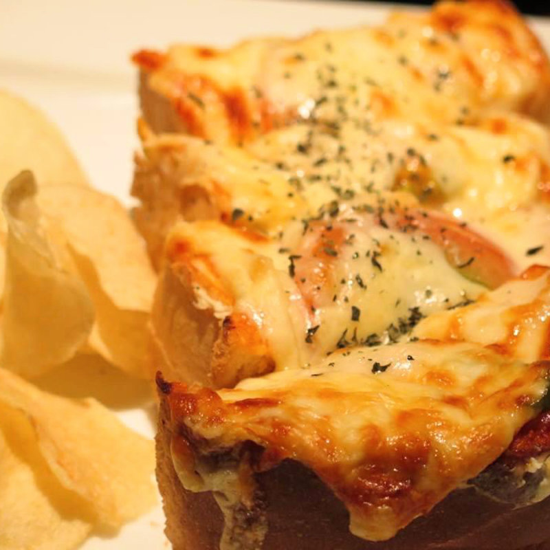 石窯焼きピザトースト(石釜 ベイクブレッド 茶房 タムタム （石釜 bake bread 茶房 TAM TAM）)