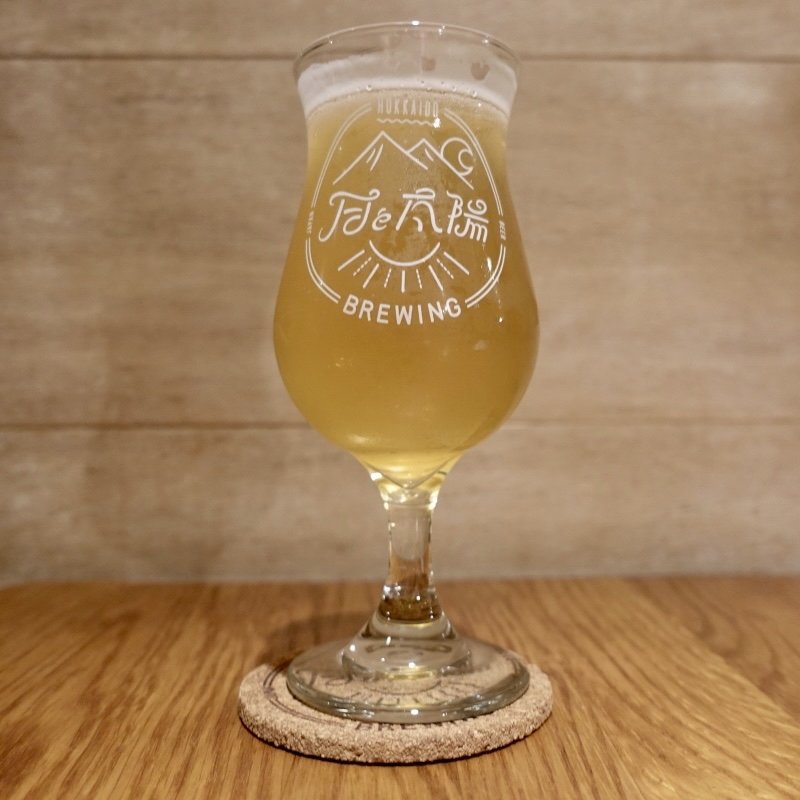 海の中から見た三日月(月と太陽ブルーイング)