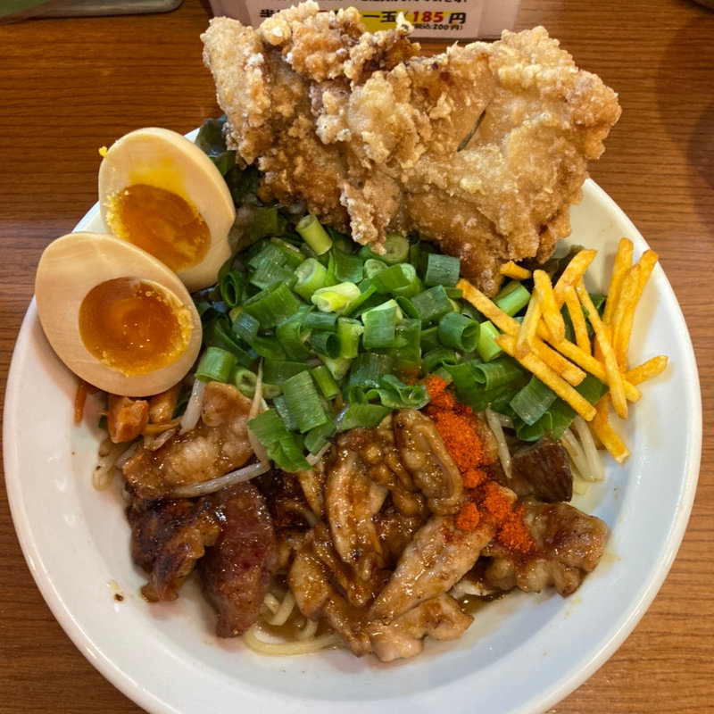 旨辛ホルモンまぜそば+味玉+カラアゲ(麺と肉　だいつる　ひるドラ鶴橋)