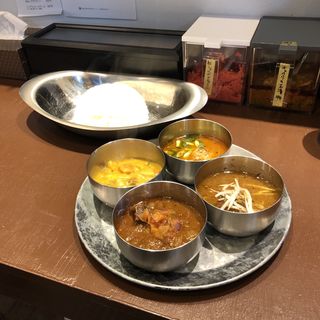 四種盛り(オイシイカレー)