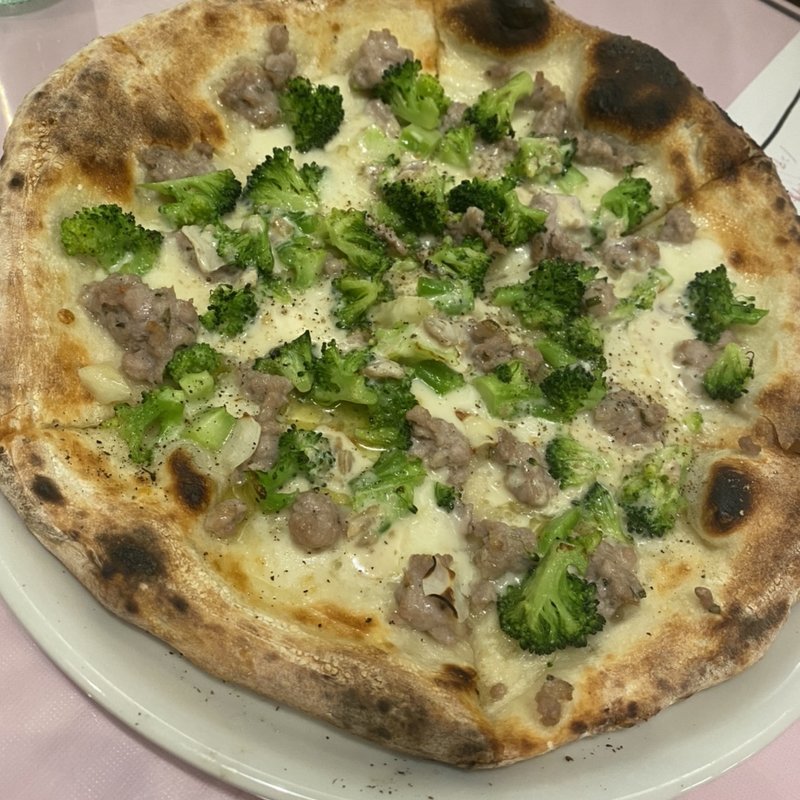 燻製チーズのブロッコロサルシッシャ(壁の穴 梅田HEPナビオ店)