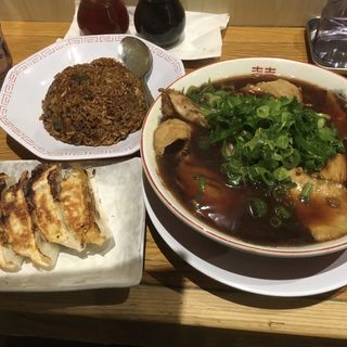 焼き餃子・黒焼きめしセット(新福菜館)
