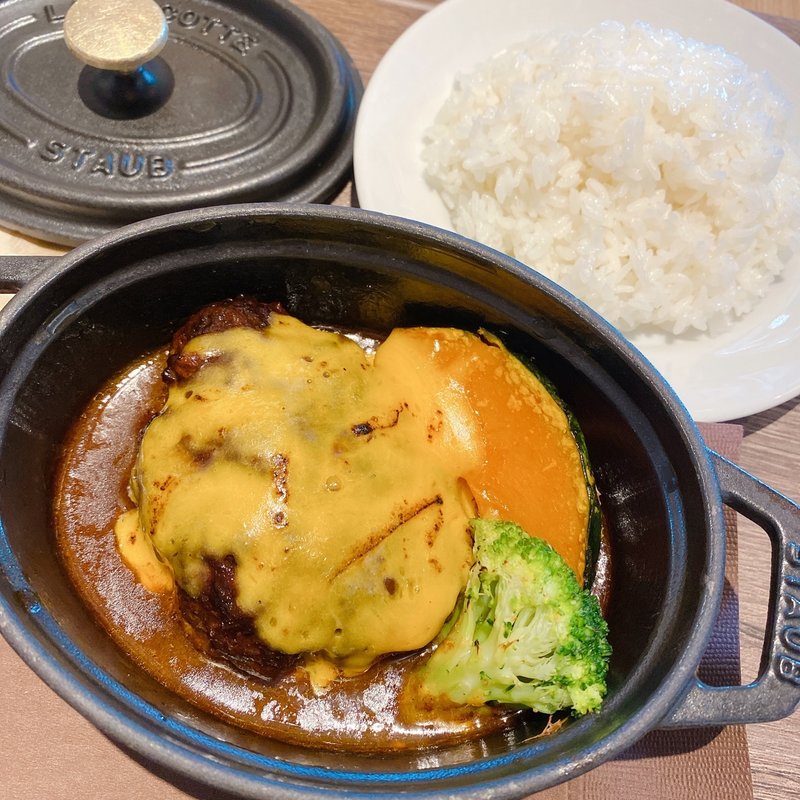 神戸牛の煮込みハンバーグ　チェダーチーズのグラタン仕立て(TOOTH TOOTH MART FOOD HALL & NIGHT FES)