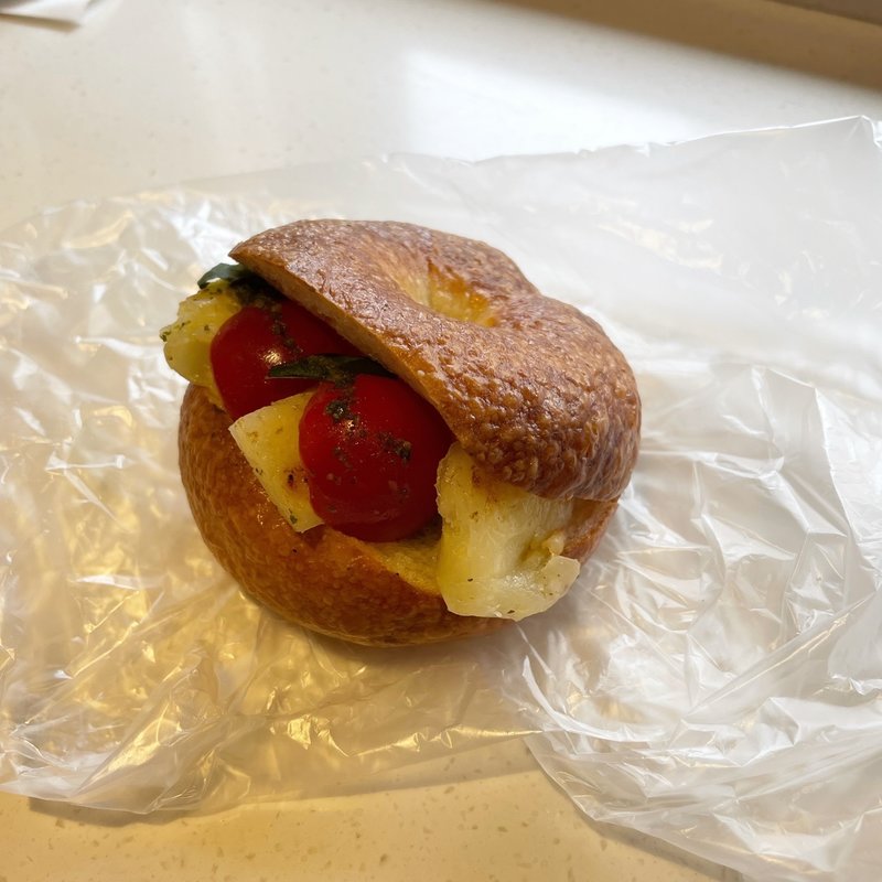 べーぐるサンド ミニトマトとモッツァレラのカプレーゼ(タサキパン)