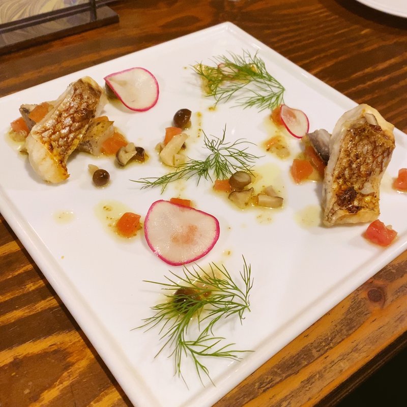 炭焼き鯛 旬野菜のソース(炭火イタリアン CARBO)