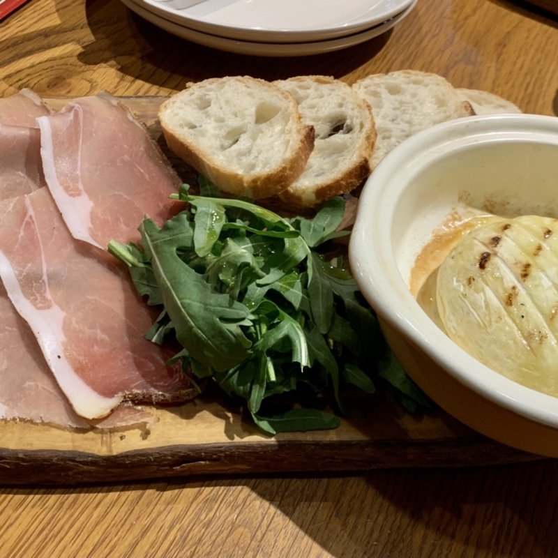 トミーノチーズのオーブン焼き　スペックハムを添えて(サン ヤコピーノ)