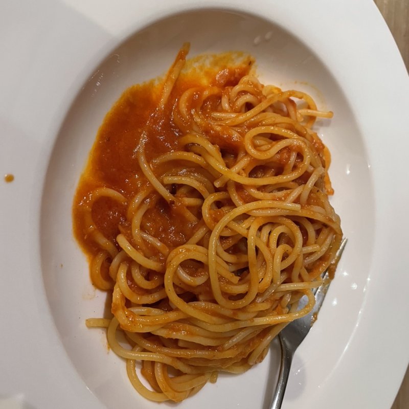 しっかりニンニクのきいたトマトソースパスタ(Osteria Chivo)