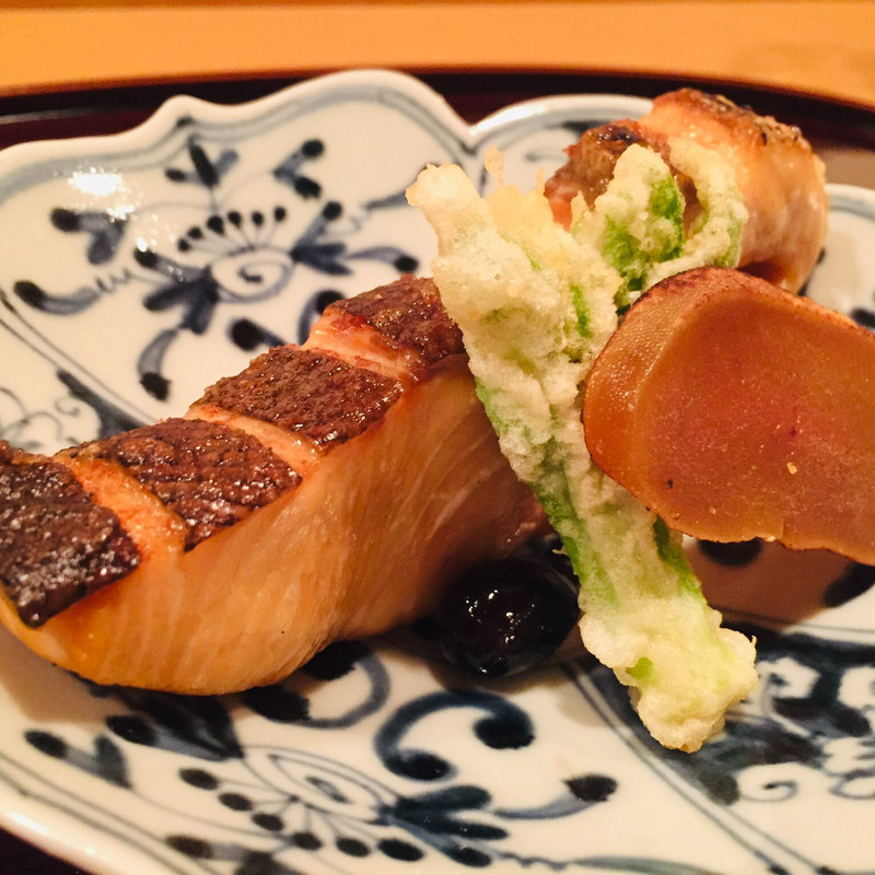 桜鱒の炭火焼とコシアブラの天麩羅に唐墨を添えて(料理 澤)