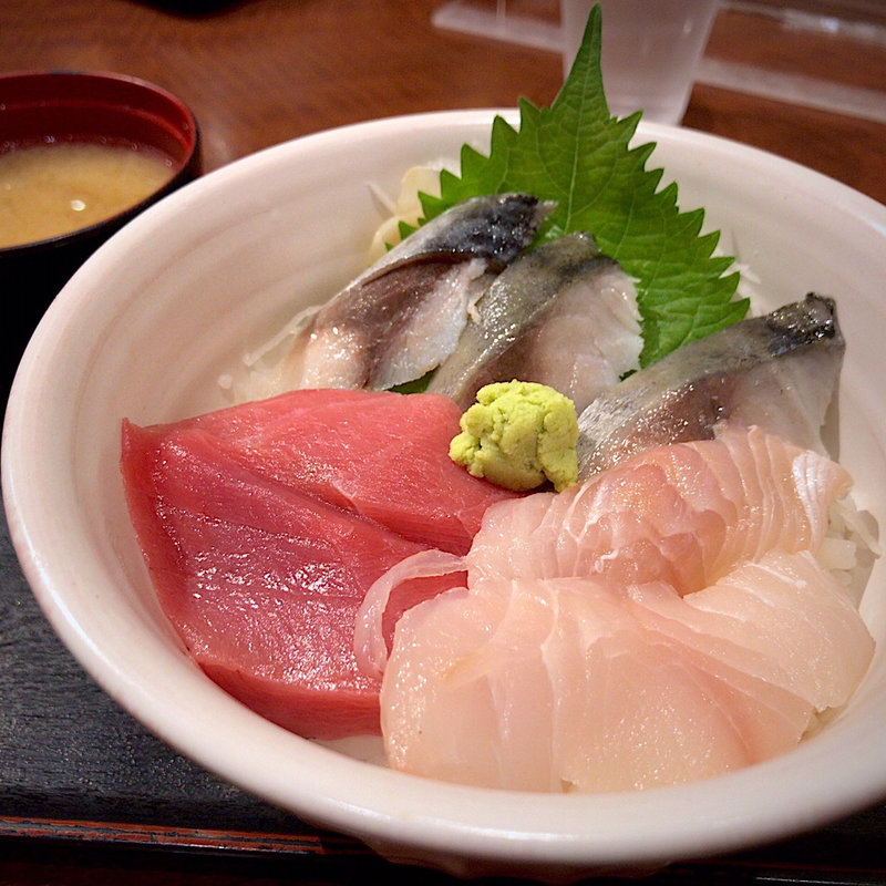 特選まぐろと本日の白身魚の昆布締め、〆サバの海鮮三色丼(魚っ喰いの田 新青森駅店 )