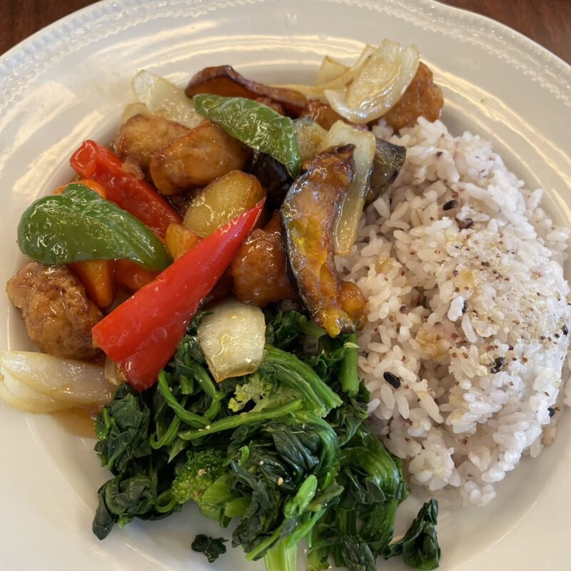 国産豚黒酢ソース雑穀米ごはんランチ(ロイヤルホスト高輪店)