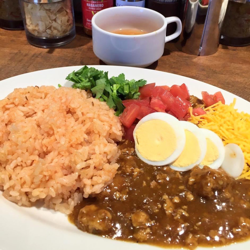 ひき肉ライス 少年の夢（チェダーチーズ、ゆで卵、トマトのトッピング）(ひき肉少年 )