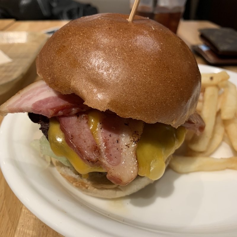 ベーコンエッグバーガー（ポテト付）(J.S. BURGERS CAFE 新宿店 （J.S.バーガーズ カフェ 【旧店名】STANDARD BURGERS）)