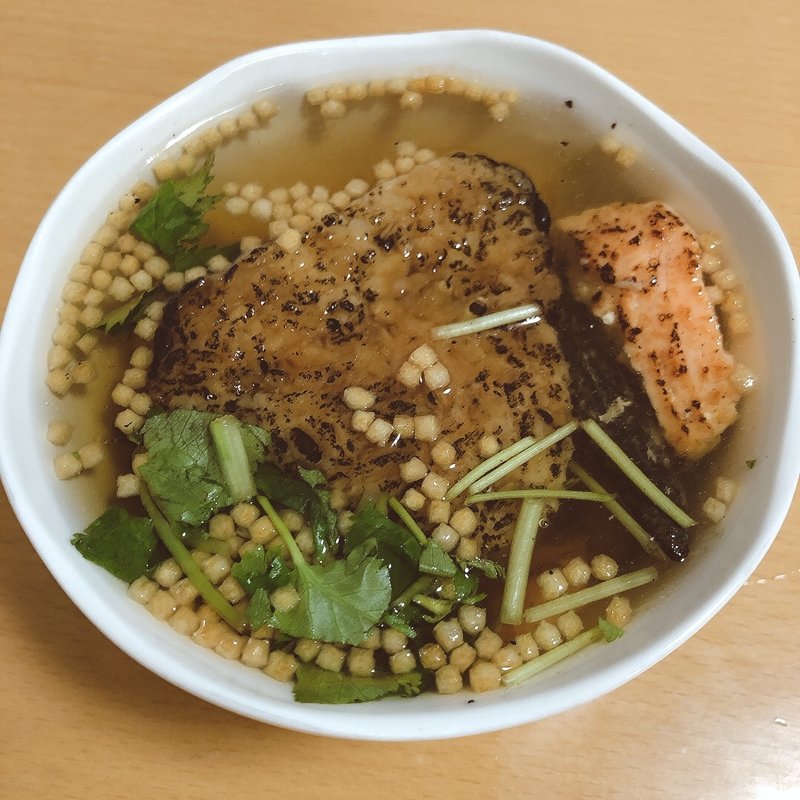 焼き鮭と雑穀焼き おにぎりの出汁茶漬け(いとはん)