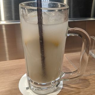 塩麹レモンサワー(十勝ハーブ牛 ホルモン鉄板焼 もん )