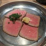 十勝ハーブ牛　たたき(十勝ハーブ牛 ホルモン鉄板焼 もん )