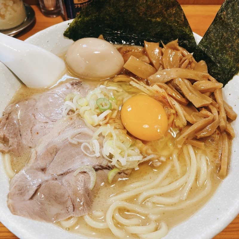 永太塩ラーメン、生卵(麺屋永太)