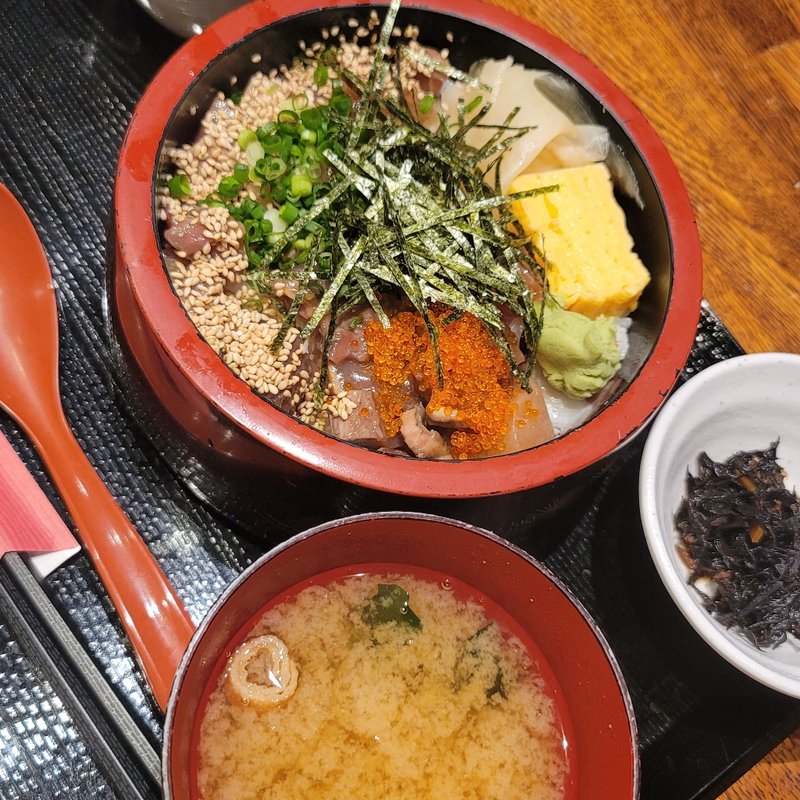 名物 !! 茶ぶり入り海鮮ちらし丼定食(どん薩摩)