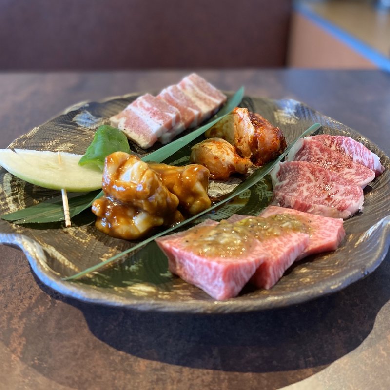 特選肉セット(和牛上カルビ、和牛上ロース、和牛ホルモン、豚サムギョプサル、若鶏)(韓国料理・焼肉 きんちゃん)