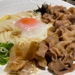 たっぷりお肉の肉温玉ぶっかけうどん(ひだりうま )