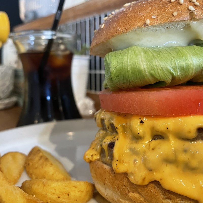 ダブルチーズバーガー(マルハチバーガースタンド)