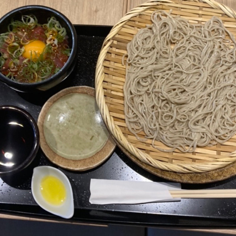 コク旨たれのまぐろユッケ丼(蕎麦酒房　ふくまる)