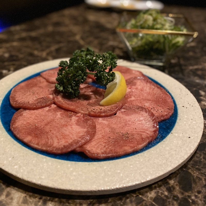 上タン、トッピングネギ(焼き肉 ホルモン まる金)