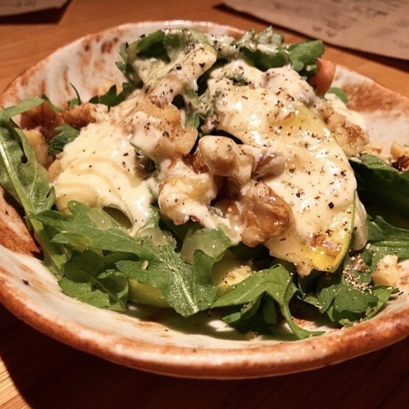 春菊とリンゴのブルーチーズサラダ(酒場トやさいイソスタンド)