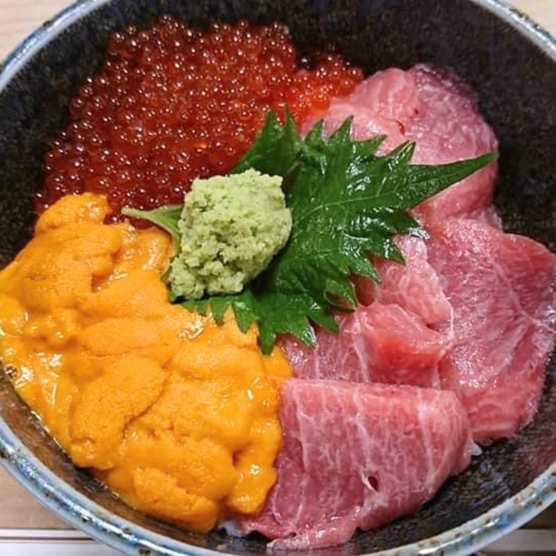 メガ盛り三色丼(三州屋)