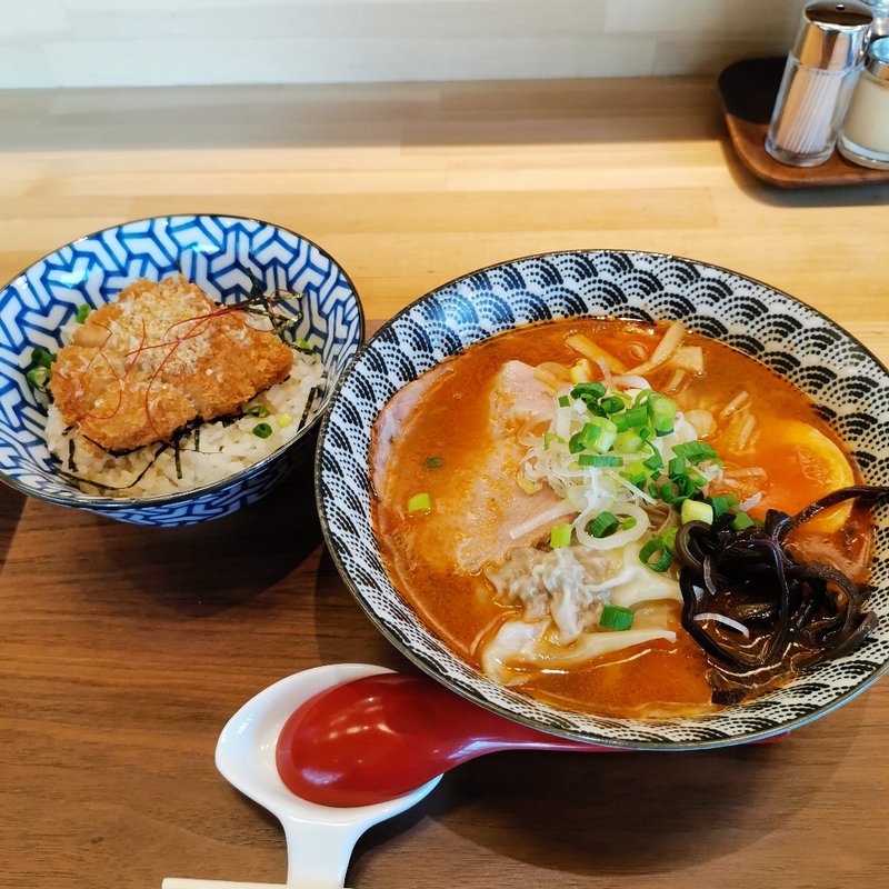 海老そぼワンタン ＋ 和風カツ丼(大衆食堂 中華そばとおコメのお店 メシケン。)