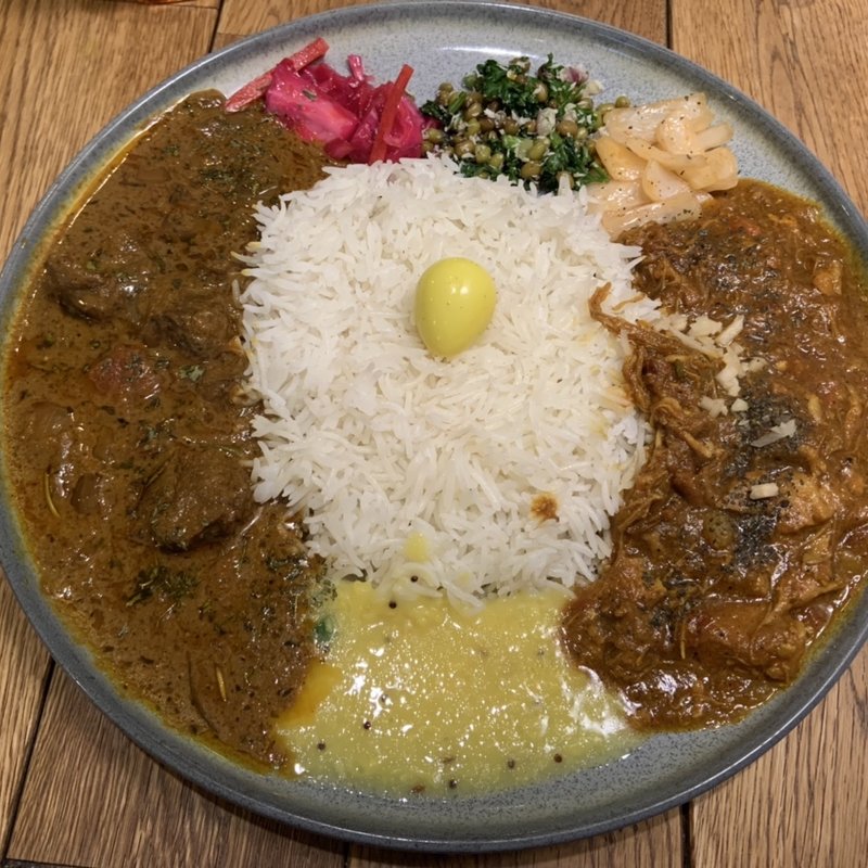 あいがけ（無水チリチキンカレー＋黒毛和牛タンビンダルー）(ハルダモンカレー（collectさんを昼間間借り中）)