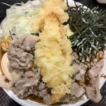 エビ天肉そば(なぜ蕎麦にラー油を入れるのか。渋谷店)