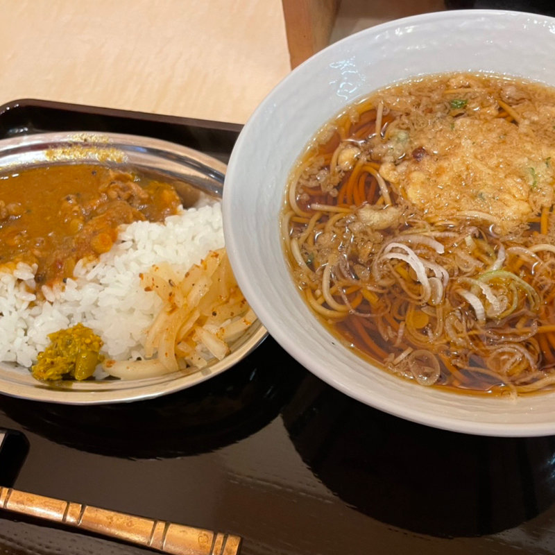 チキンカレーとたぬきそば(田そば （デンソバ）)