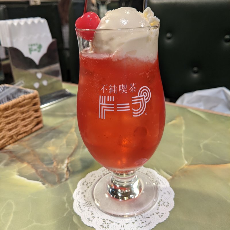 クリームソーダハイ　いちご(不純喫茶ドープ)
