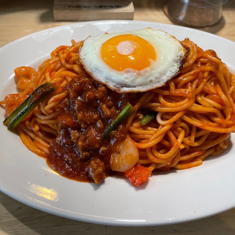 ミートナポリタン（大盛）※目玉焼きトッピング(ローマ軒ekie広島店)