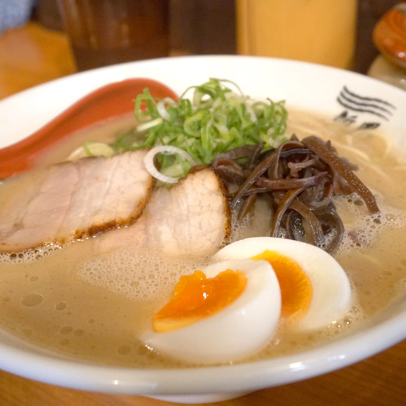 とろとろ半熟玉子入り白とんこつ(博多新風 高宮本店)