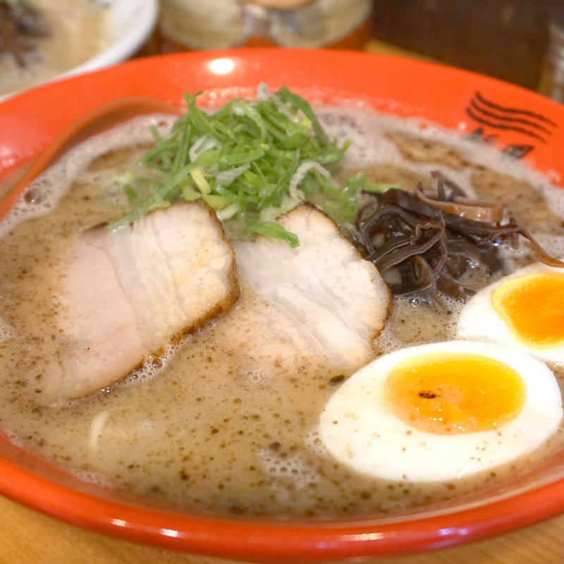 とろとろ半熟玉子入り黒とんこつ(博多新風 高宮本店)