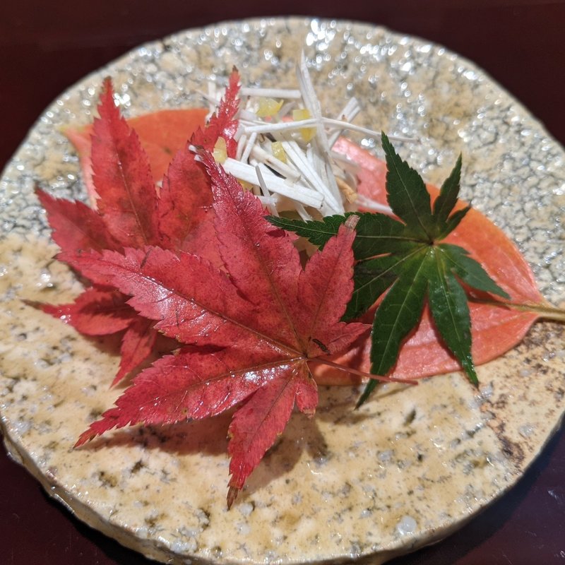 松茸、山えのき、原木平茸、水前寺苔のおろし和え(おみ乃　神谷町)