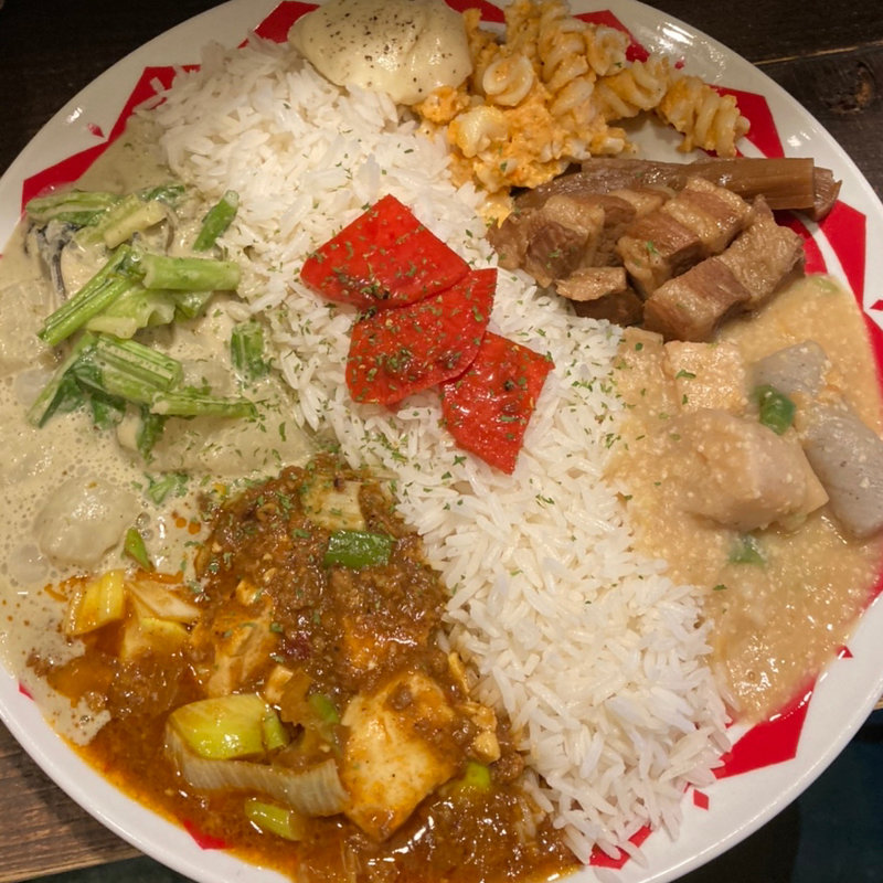 牡蠣のｸﾞﾘｰﾝｶﾚｰ、麻婆ﾏｻﾗあいがけ大盛り(酒 to Curry アーチル)