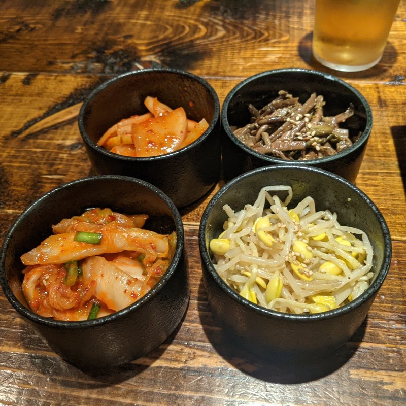 キムチ2種盛り合せ、ナムル2種盛り合せ(焼肉×バル マルウシミート 新橋店)