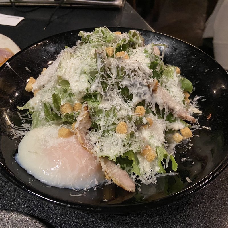 若鶏のシーザーサラダ 温泉玉子添え(sacra （サクラ）)