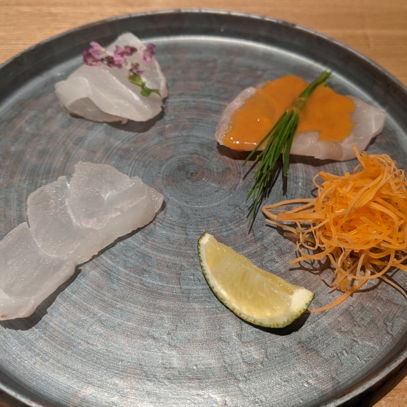 クエの刺身　背と腹身(焼うおいし川 六本木凛華楼)