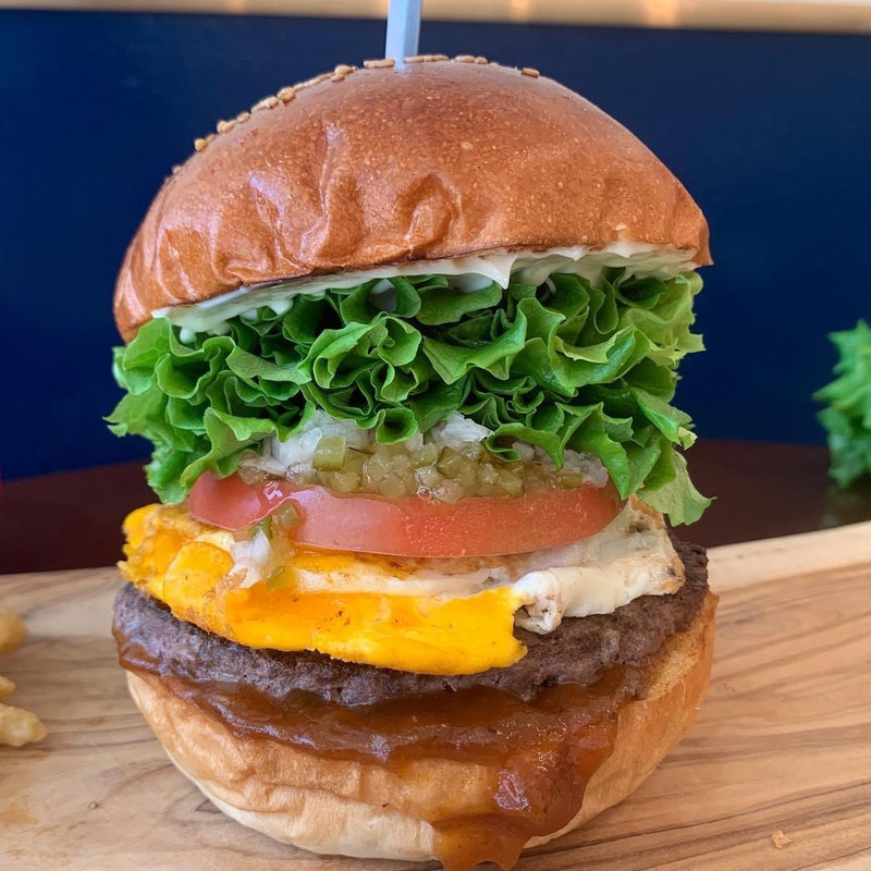 デミグラスソースのエッグバーガー(キノーズマンハッタンニューヨーク)