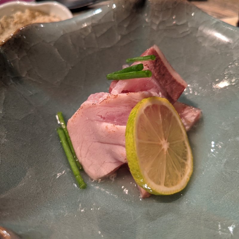 鰤の燻製　もものすけ蕪と白ごま(ヴィネリア セコンド イル グスト)