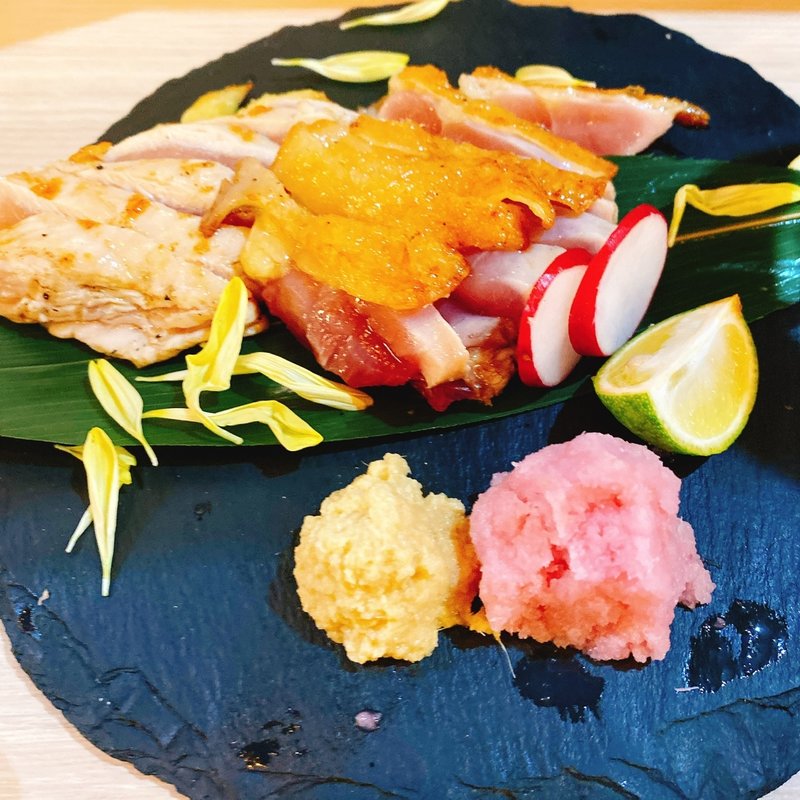 黒さつま鶏のタタキ(うまいサケうまいアテ サツマヤ)