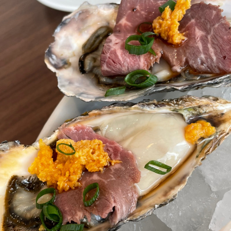生牡蠣　ロースビーフ雲丹乗せ(シュリンプ＆オイスターハウス 池袋西武店 （Shrimp&Oyster House）)