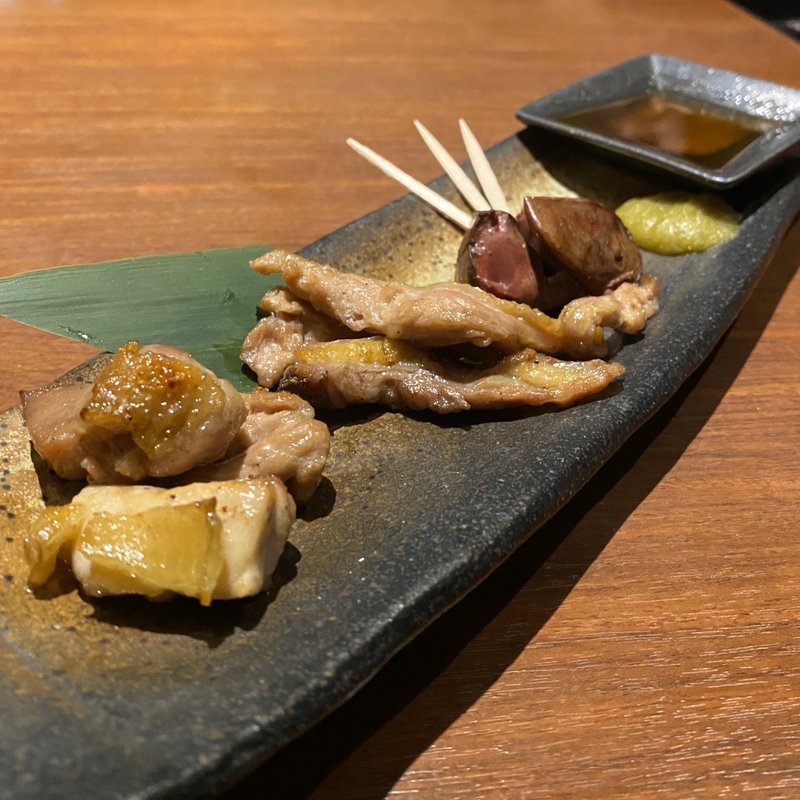 名古屋コーチンの炭火焼部位食べ比べ(もも、せせり、レバー)(純系名古屋コーチン 鶏や なか山 名古屋駅店)