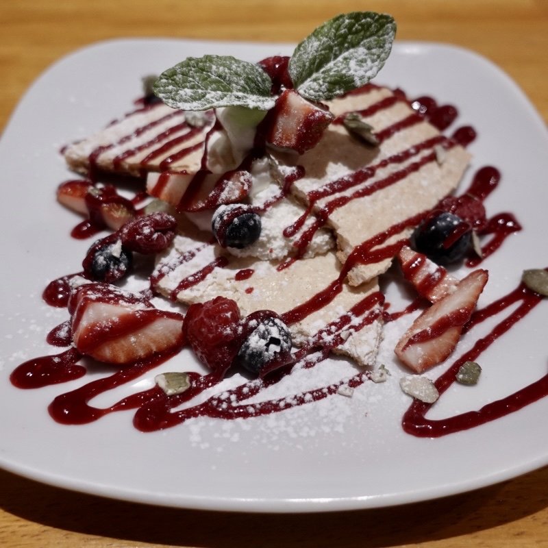 3種のベリーとさくさくメレンゲのパブロバ仕立て(さかづき Brewing （さかづき ブルーイング）)